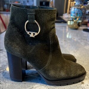Tory Burch Sofia Green Suede Lug Sole Heeled Ankle Boots Charm 5.5 EUC